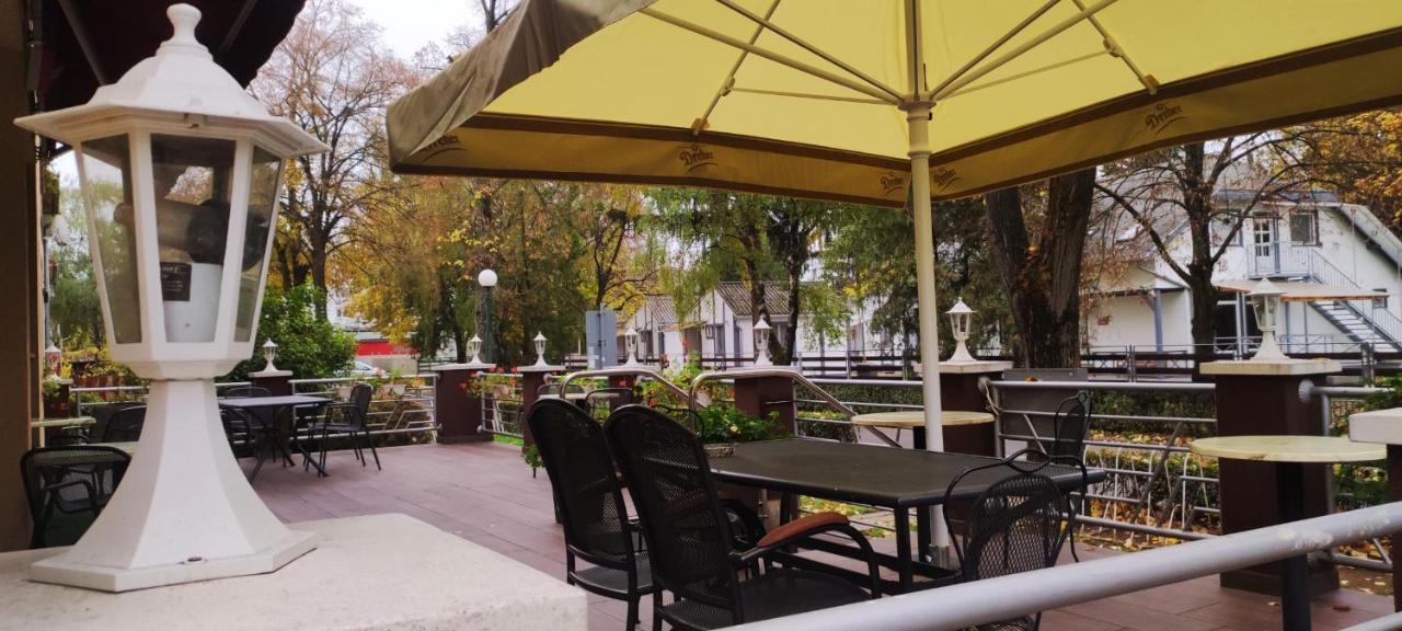 Hotel Pávai Hajdúszoboszló Buitenkant foto
