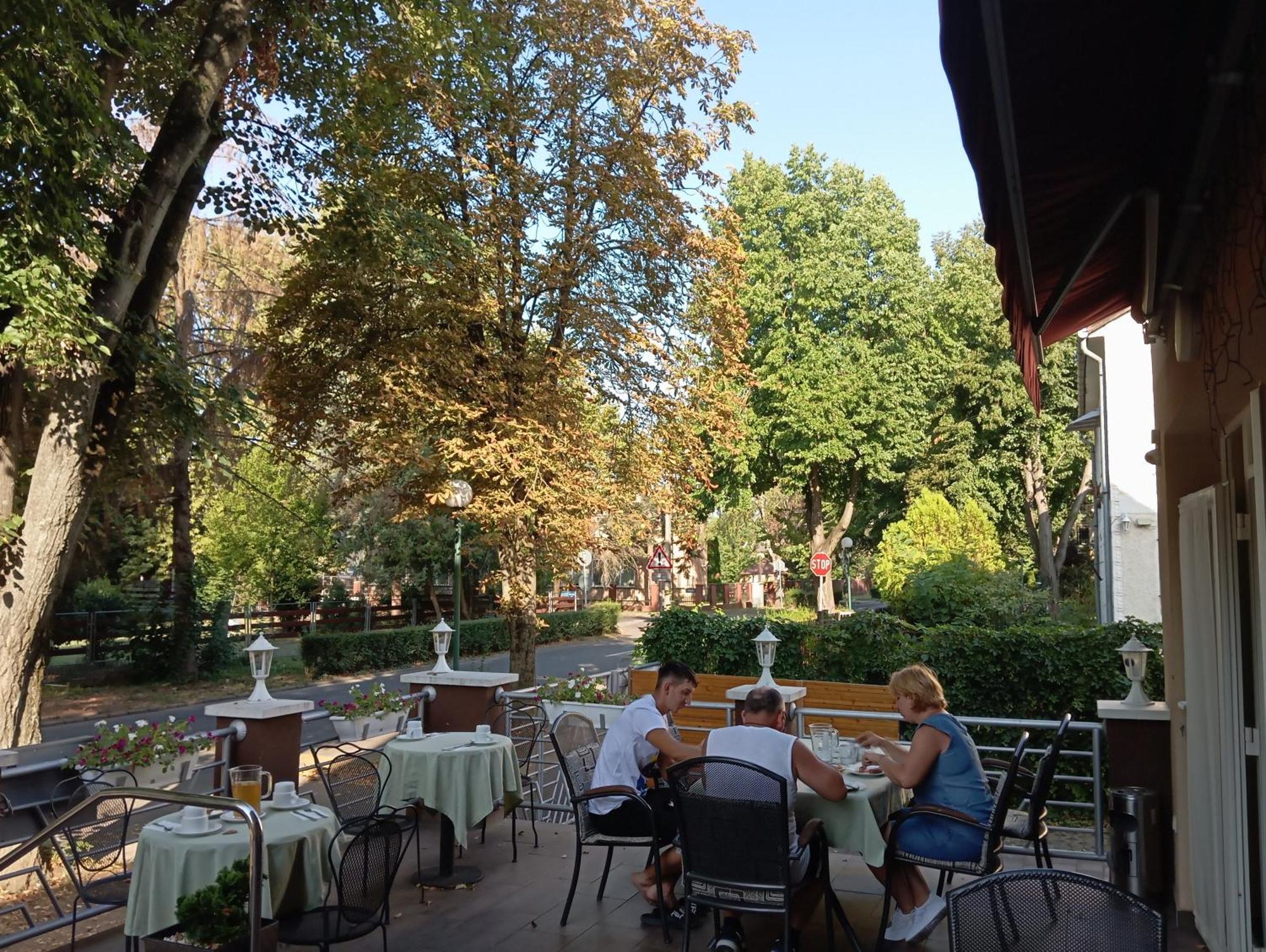 Hotel Pávai Hajdúszoboszló Buitenkant foto