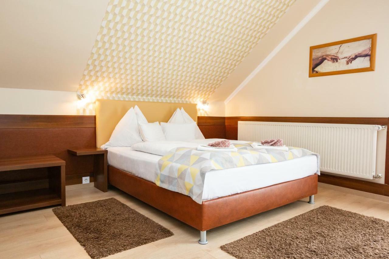 Hotel Pávai Hajdúszoboszló Buitenkant foto